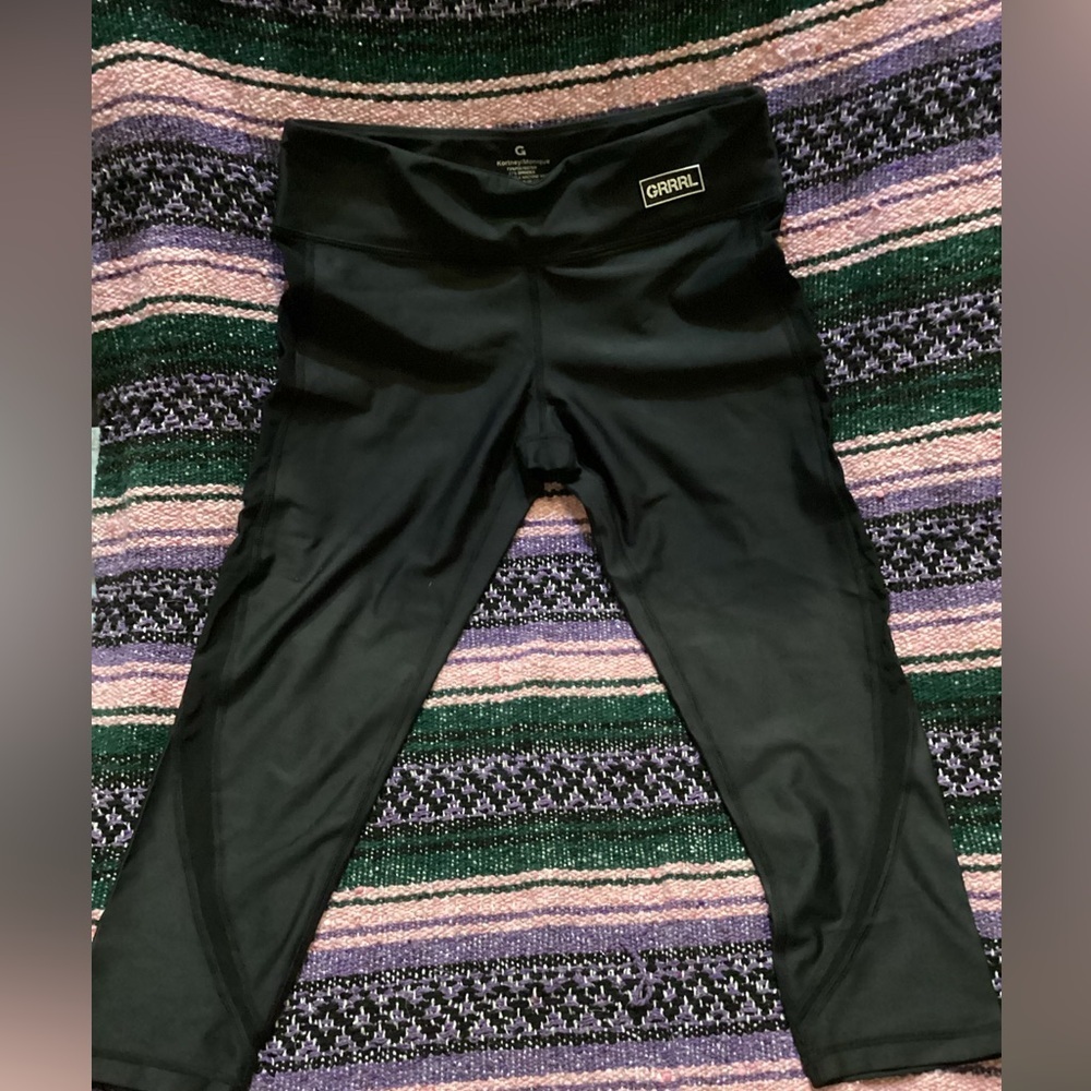 GRRRL KOURTNEY/Monique capri legging-SZ M- waist 14” elastic-19” inseam
K1